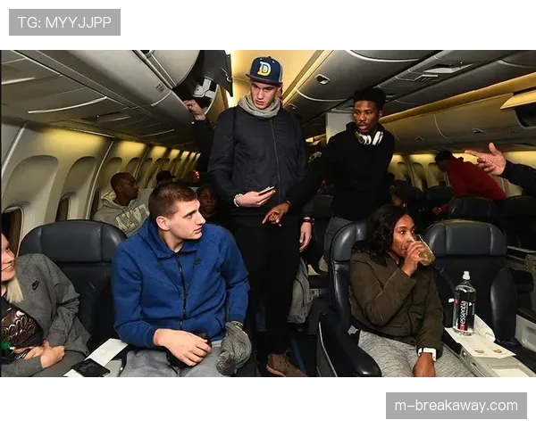 现场：弗罗西诺内主场因球迷投掷烟雾弹比赛中断10分钟